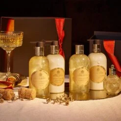 Molton Brown Vintage With Elderflower Fine Liquid Hand Wash 300ml -Molton Brown NHH327 uk Vintage with Elderflower Fine Liquid Hand Wash image 04