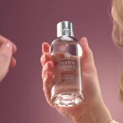 Molton Brown OUTLET Suede Orris Hair Mist 100ml 17 Molton Brown OUTLET Suede Orris Hair Mist 100ml -Molton Brown NMF21255 uk Suede Orris Hair Mist 100ml video 01